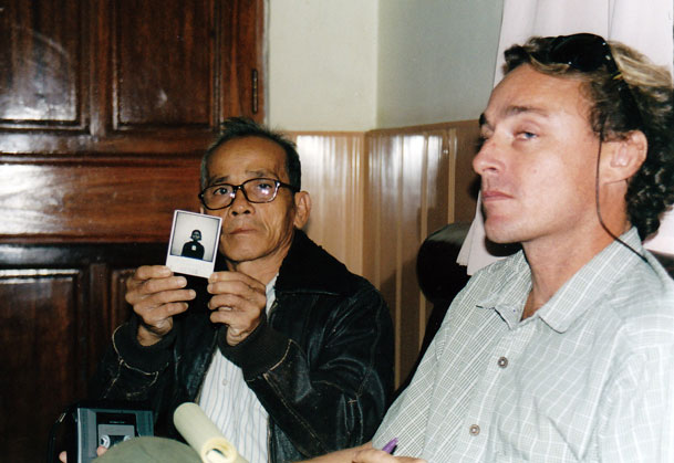 Peter Maguire with Tuol Sleng Prison survivor Bou Meng, 2003